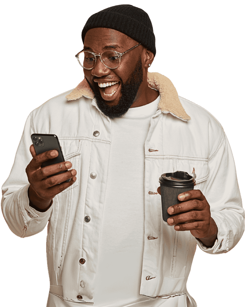 Jovem feliz usando celular - Serviços rápidos Lokahi